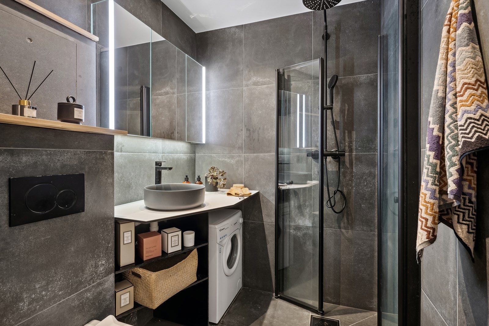 Særdeles pent og helfliset baderom med elektriske varmekabler i gulvet. Galleribilde