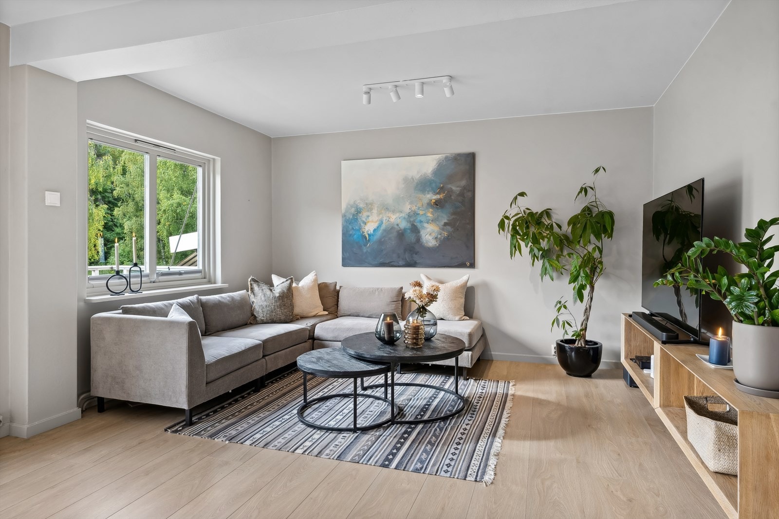 Lyse og delikate nyere overflater. Behagelige tidsriktige farger. Oppholdsrommet kan naturlig deles opp i stue og spisestue. Galleribilde