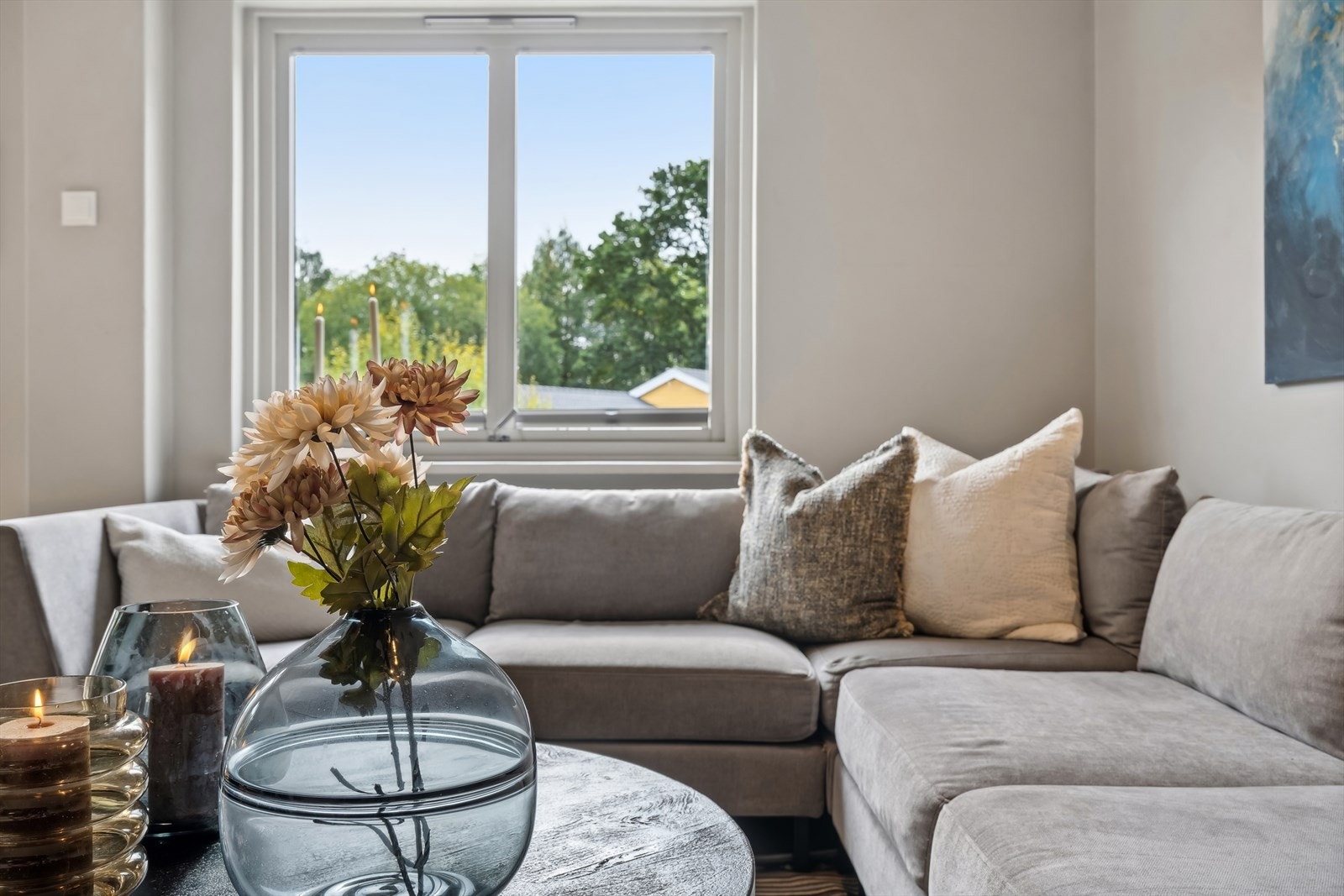 God plass til både en stor og behagelig sofa med tilhørende møblement. Galleribilde