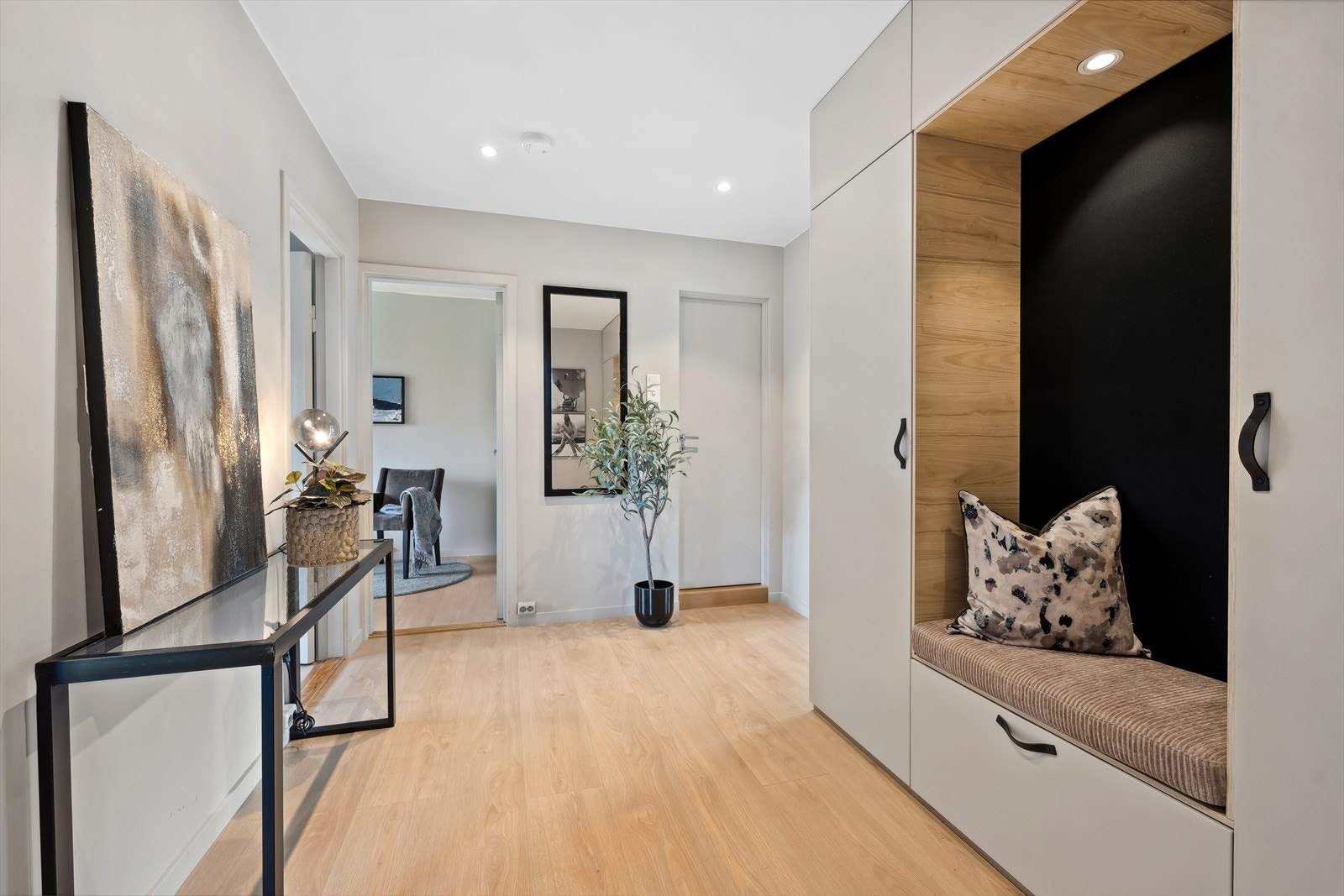 I entréen er det etablert en flott garderobeløsning med sittebenk. Galleribilde