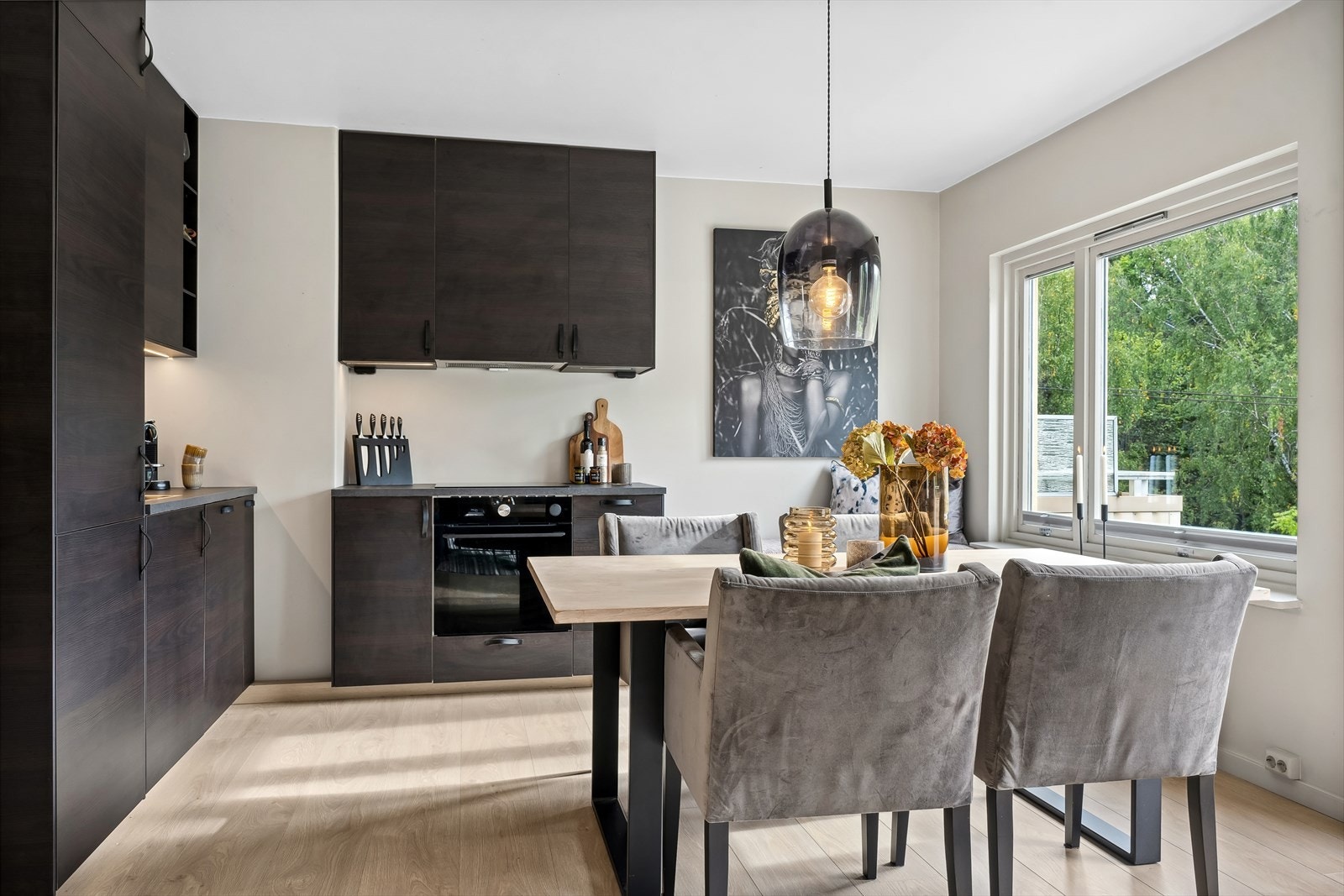 Nyere flott moderne kjøkken med fine arbeidsbenker og god skapplass. Galleribilde