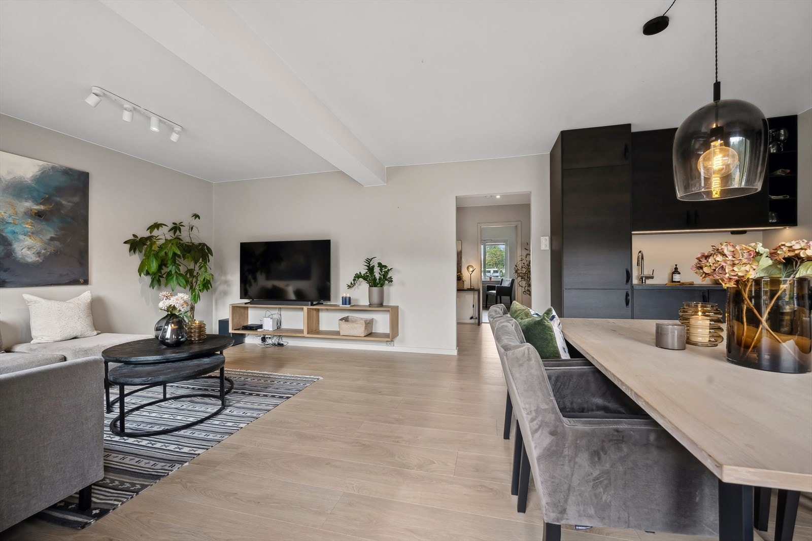 I oppholdsrommet er det lagt et pent laminatgulv, samt at det er malt behagelig tidsriktig fargetone på veggene. Galleribilde