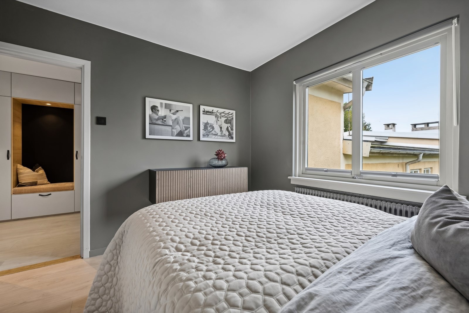 Hovedsoverommet har en lun og behagelig atmosfære. Galleribilde