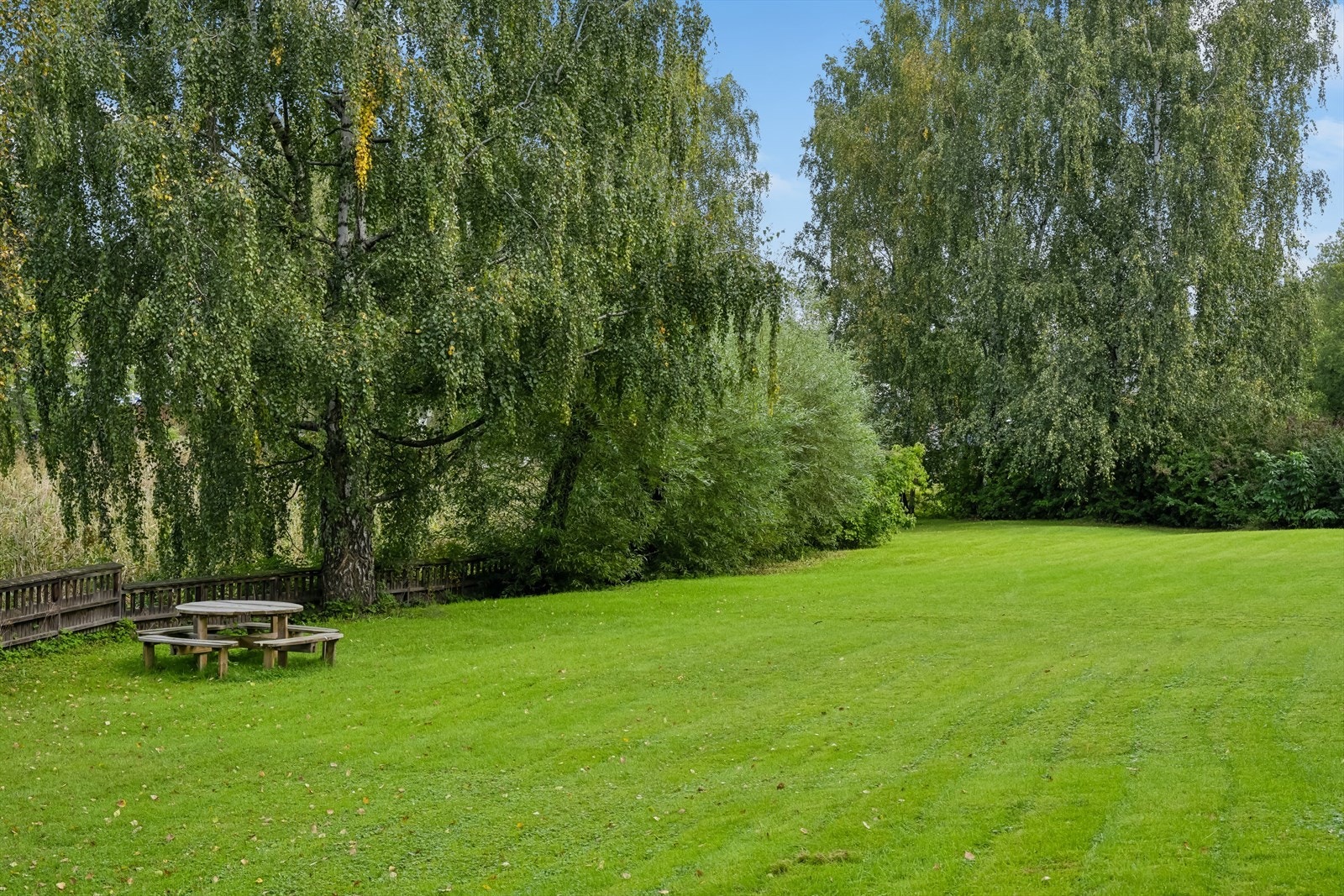 Borettslagets eiendom er bl.a. opparbeidet med stort plenareal. Galleribilde