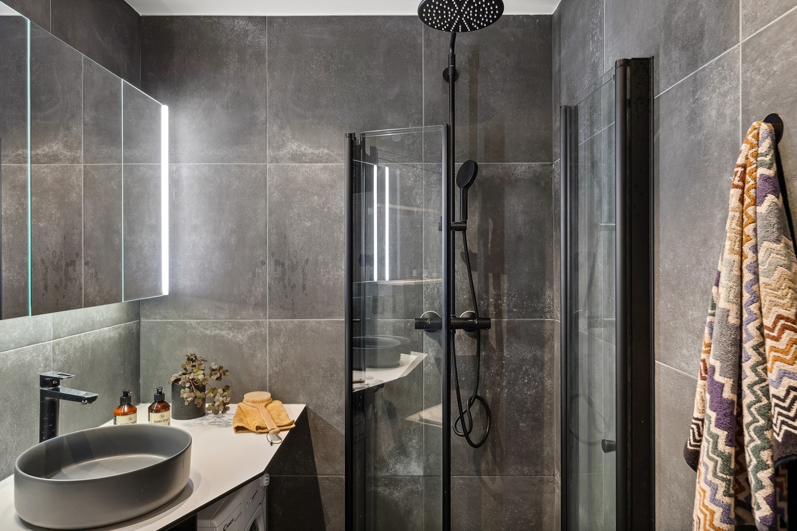 Innredningen består av speil, servant, dusjhjørne og veggmontert toalett. Galleribilde