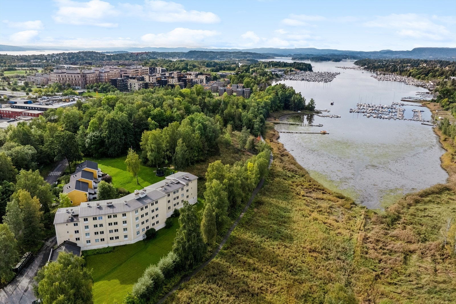 Hyggelig promenade langs kilen knytter deg til turveinett på Fornebulandet. Galleribilde