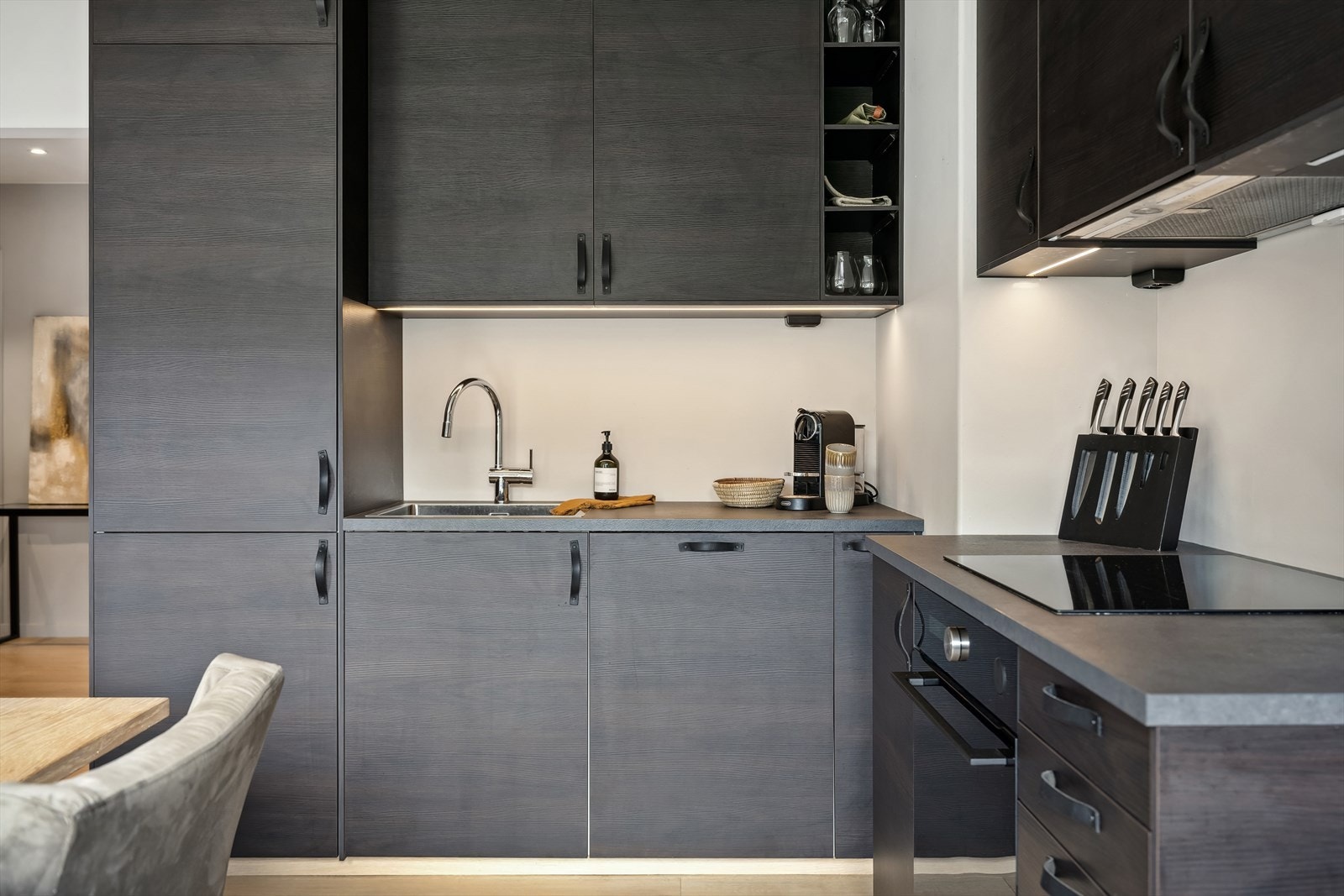 Alt av hvitevarer som står på kjøkkenet er inkludert i handelen. Det er etablert både vannstoppsystem og komfyrvakt på kjøkkenet. Galleribilde