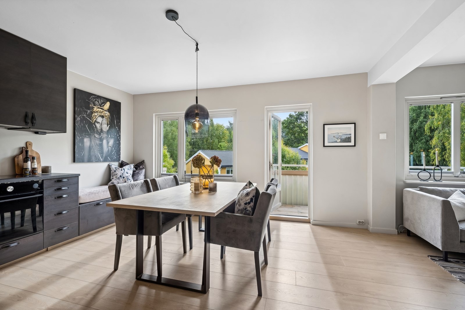 Fra oppholdsrommet har man direkte utgang til balkongen. Galleribilde