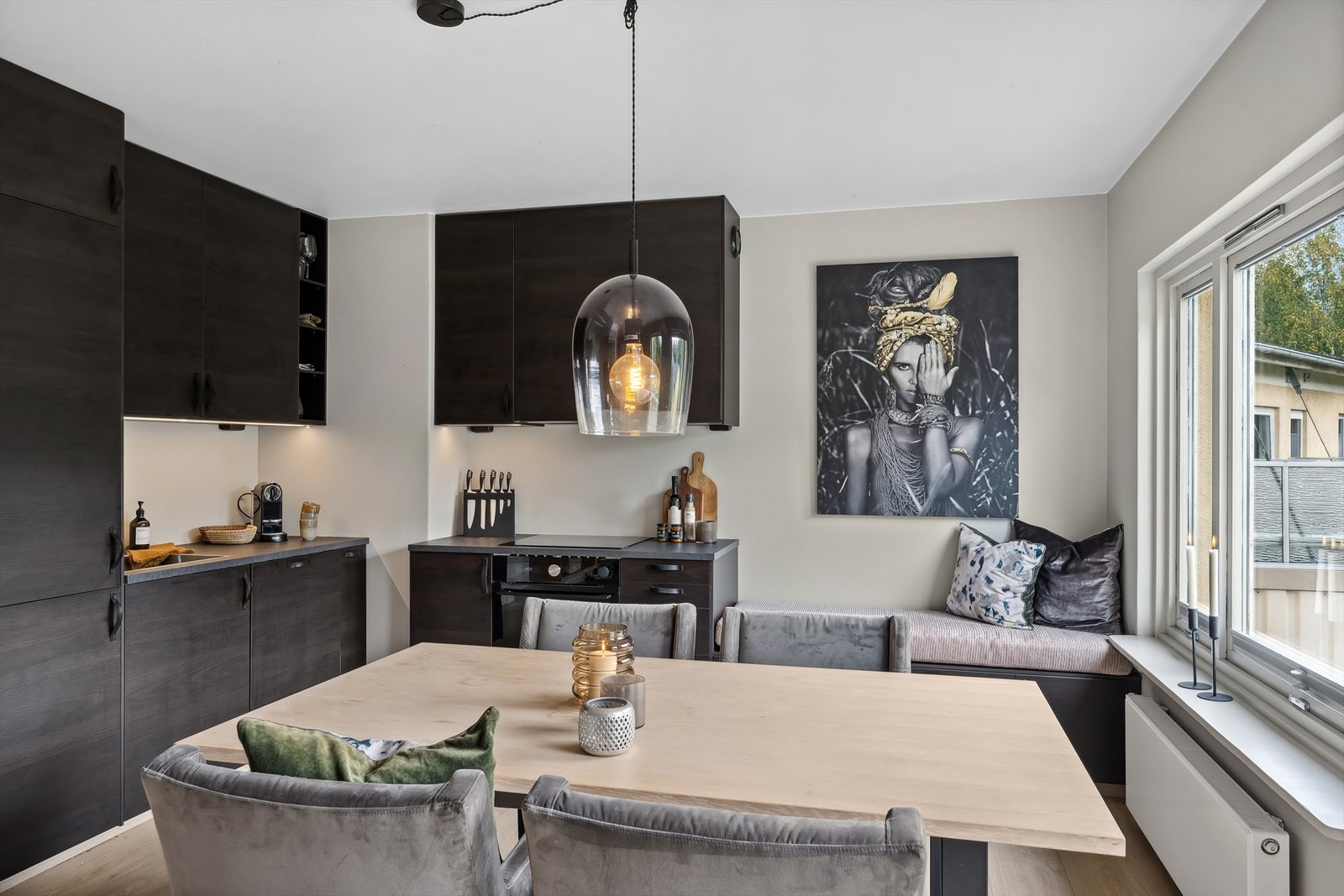 Nyere kjøkkeninnredning med slette fronter og laminat benkeplate. Galleribilde