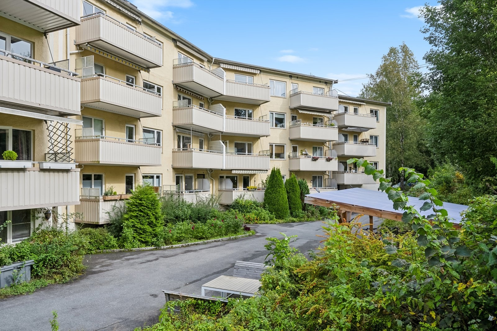 Idyllisk og rolig beliggenhet, i sjønære omgivelser innerst i Holtekilen. Galleribilde