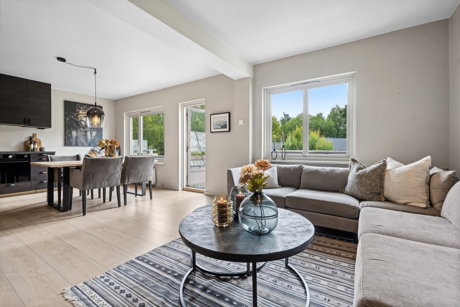 Oppholdsrommet i leiligheten kombinerer både stue og kjøkken i åpen flott løsning med mye fint lys. Galleribilde