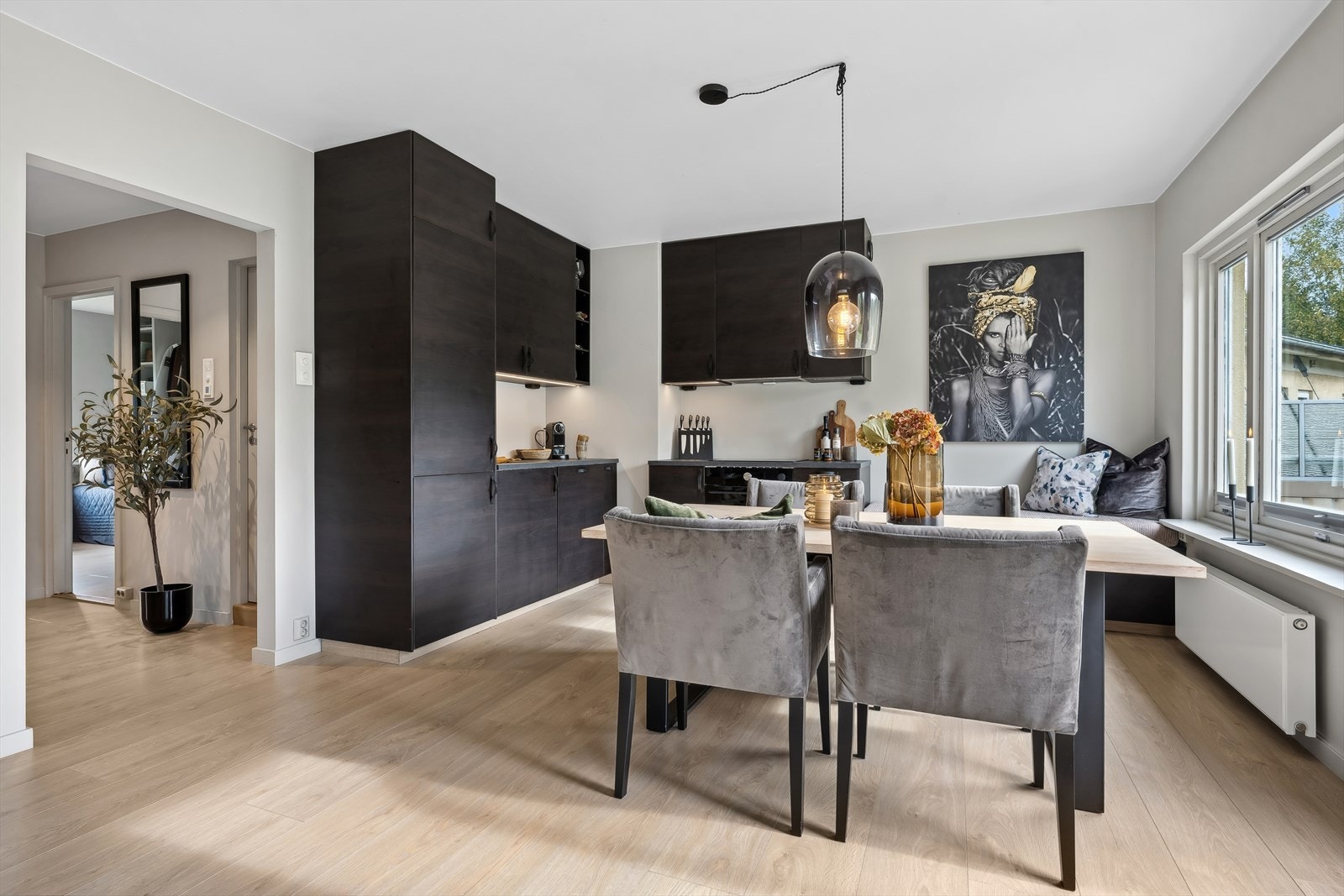 Rommet har også god arealplass til en hyggelig og romslig spisegruppe. Galleribilde