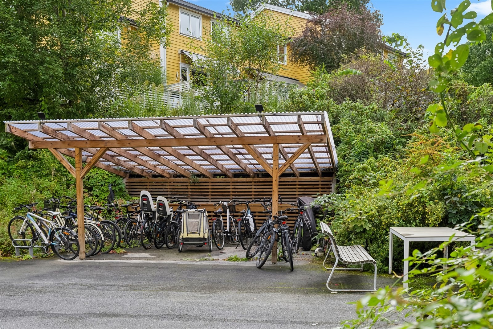 Pen opparbeidet felles tomt for borettslaget. Galleribilde