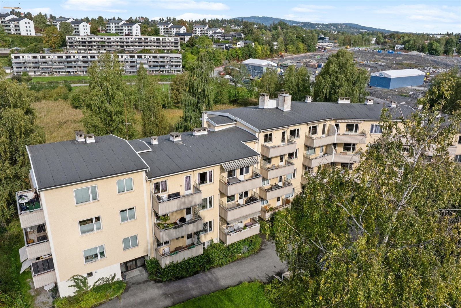 For et bredere servicetilbud ligger det nye kjøpesenteret Fornebu S med diverse butikker innen kort avstand. Galleribilde