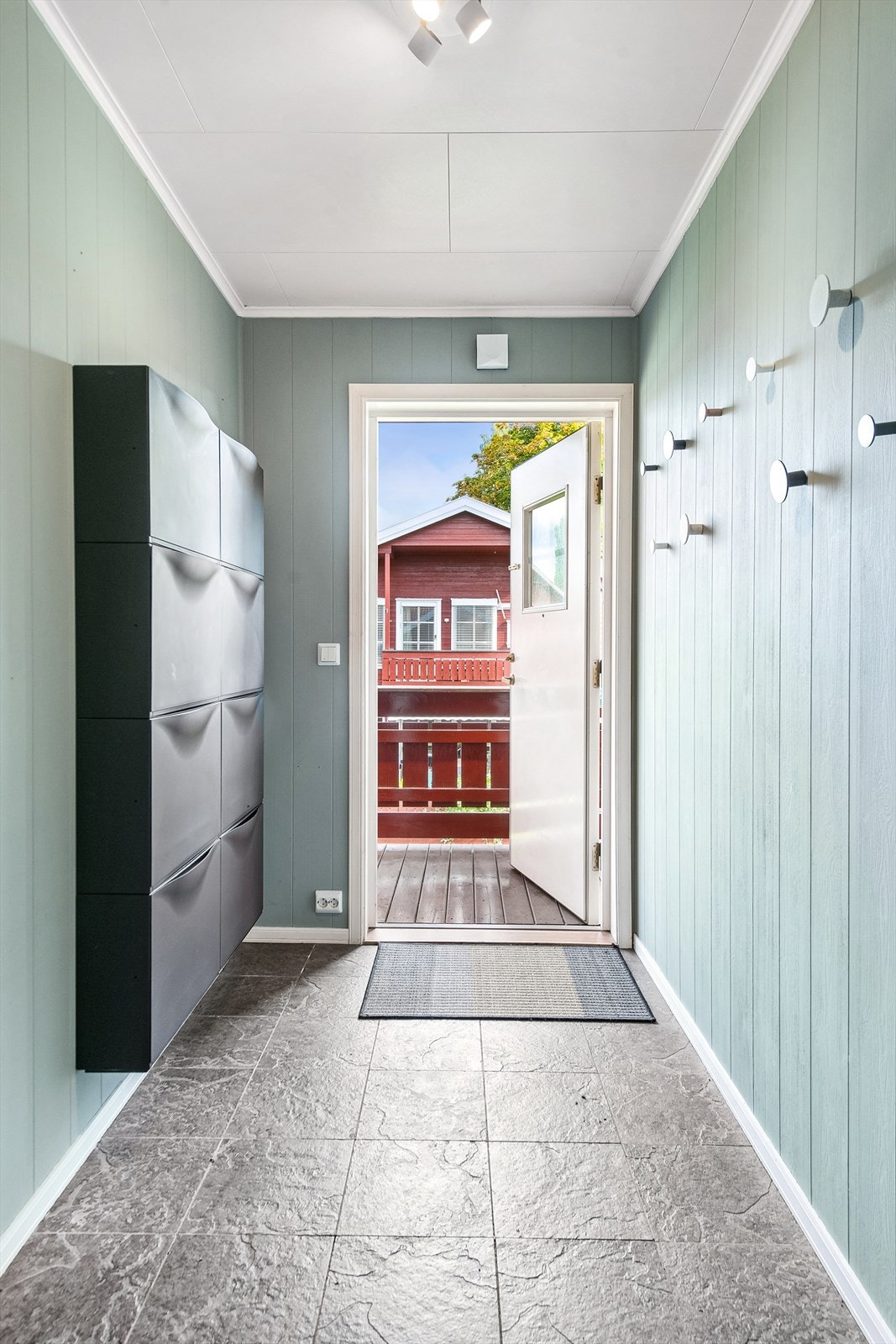 Leiligheten ligger i 2. etasje og du ønskes velkommen via en hyggelig entrè med skoskap og mulighet for å henge av seg ytterbekledningen. Galleribilde