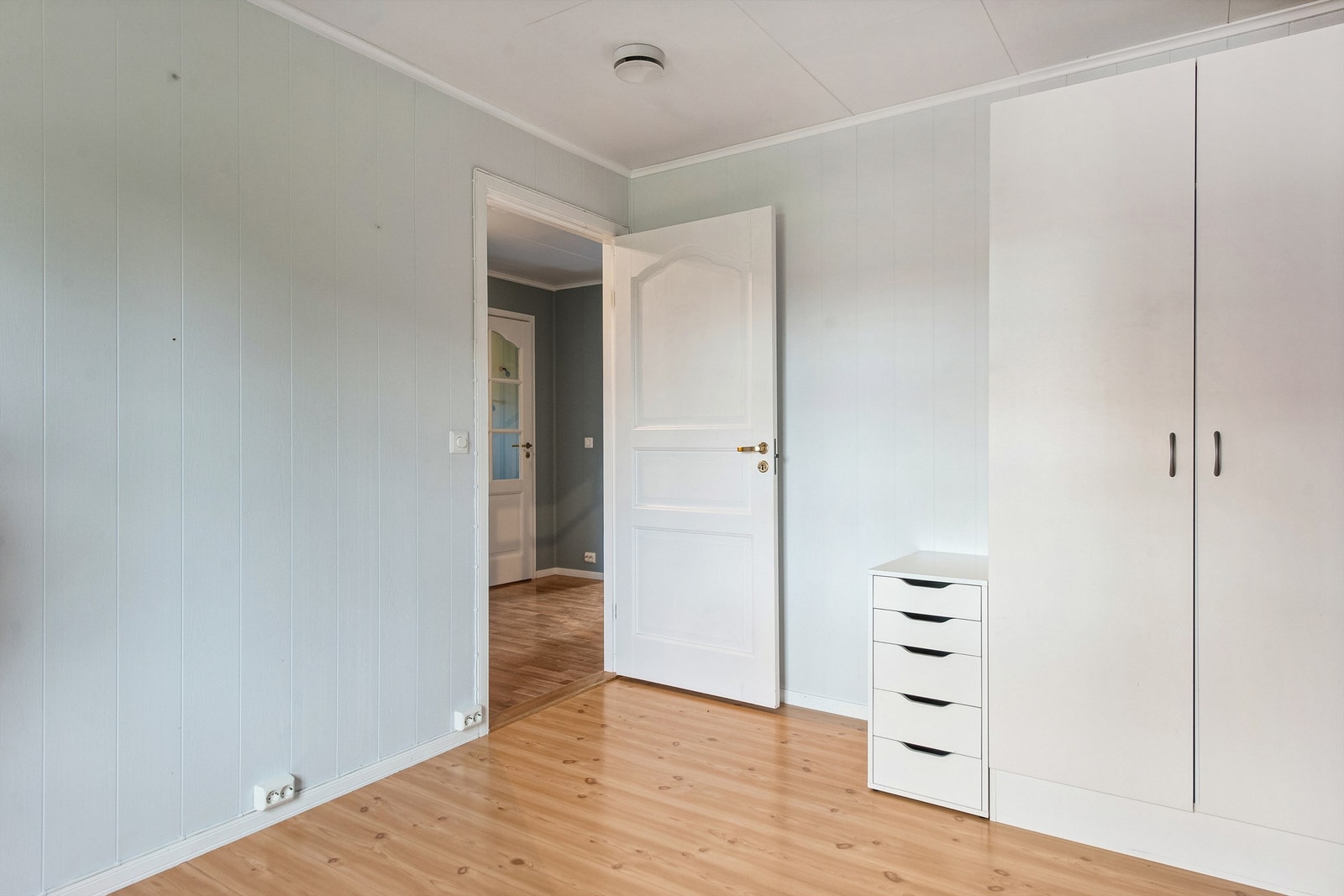 Soverom 2 er lyst og trivelig utstyrt med garderobeskap. Galleribilde