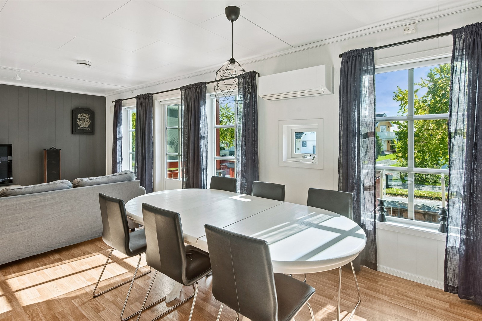 Fin plass for spisestue Galleribilde