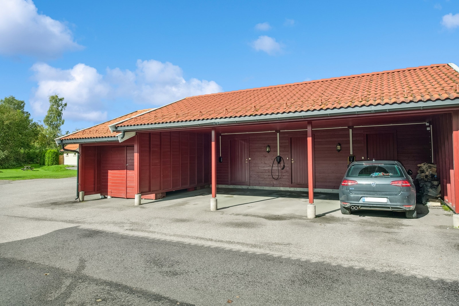 Carporten er klargjort for el-billader. Galleribilde