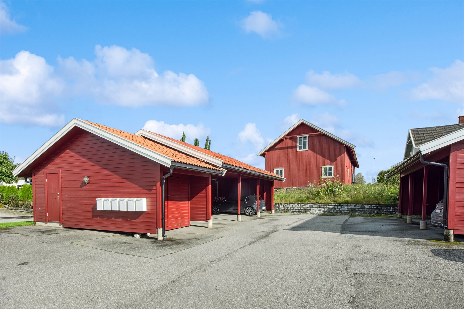 Med seksjonen følger det en carport med bod i bakkant i felles rekke. Galleribilde