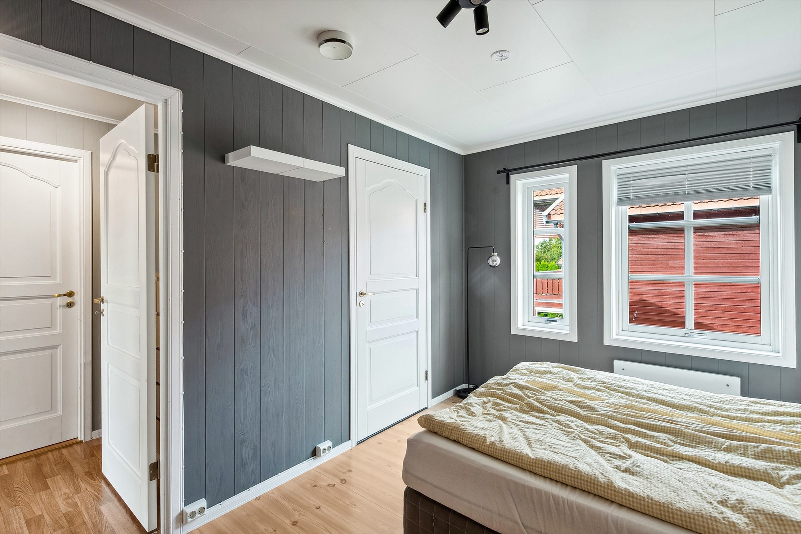 Dette soverommet har tilgang på bod / walk- in garderobe Galleribilde