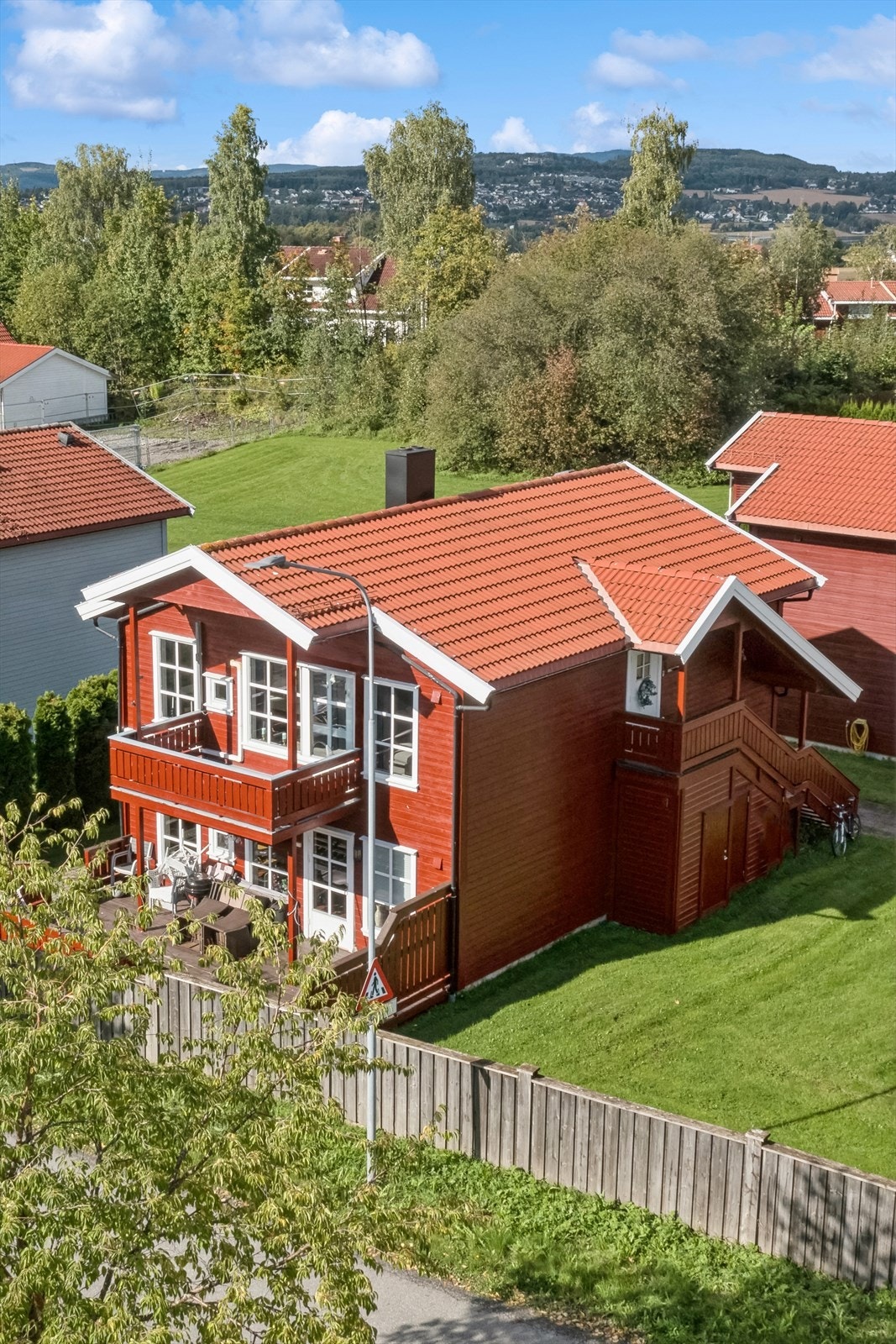 Innbydende selveierleilighet med attraktiv beliggenhet i et etablert og populært boligområde på Ridabu. Galleribilde
