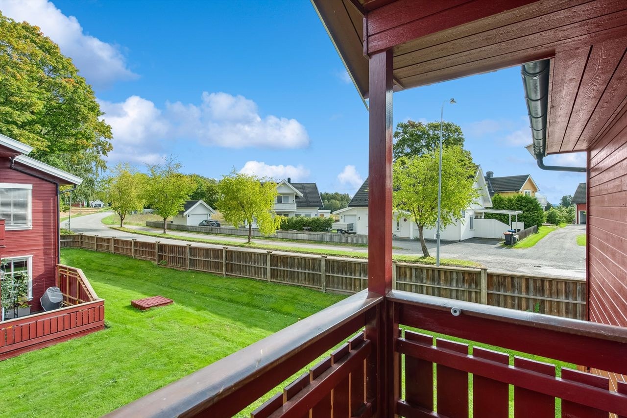 Tomten disponeres i fellesskap, med unntak av en mindre hageflekk på sørsiden. Eiendommen er delvis innhegnet med en støyskjerm mot Finsalvegen. Galleribilde