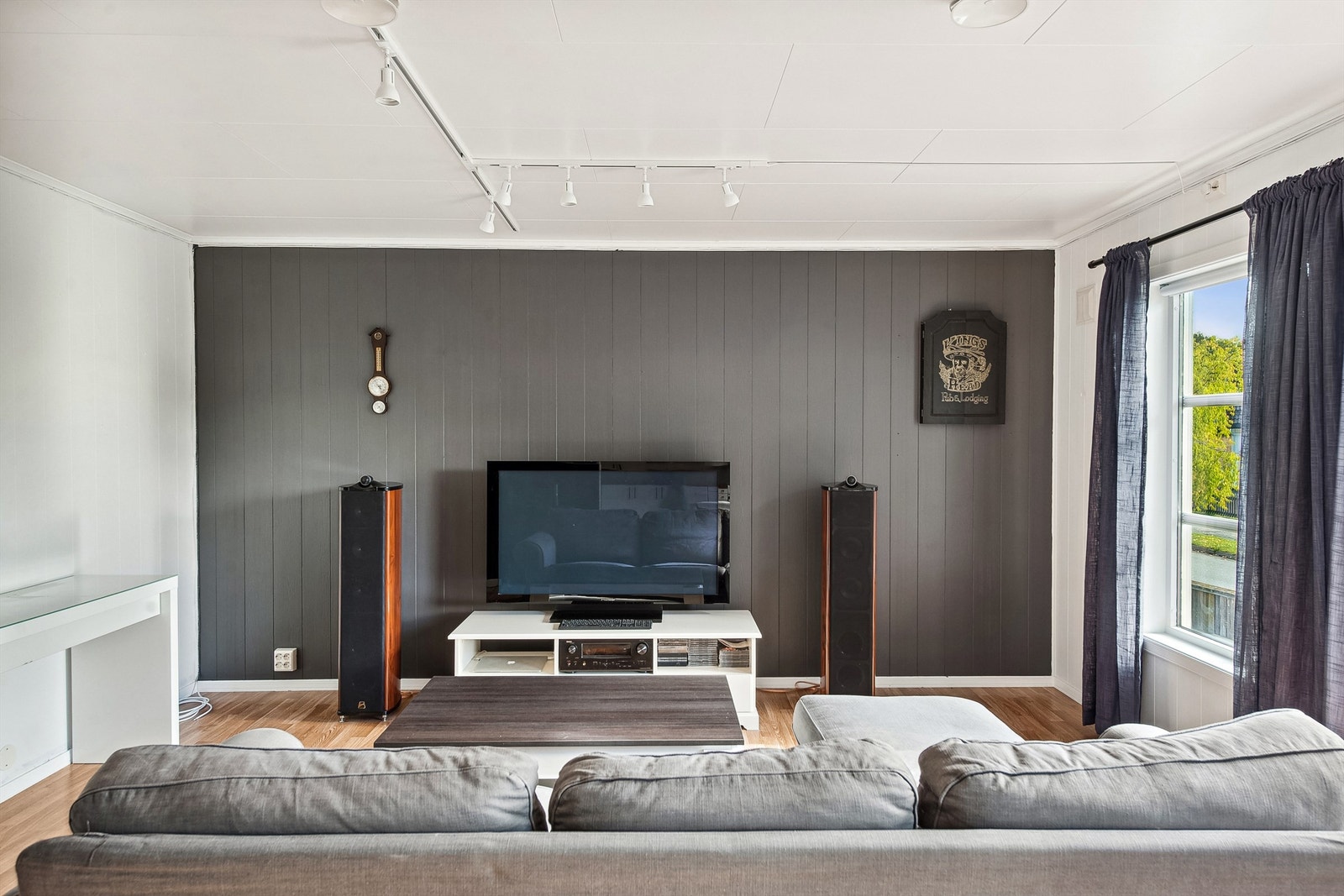 Gulvene er belagt med vinyl og vegger med malte plater. Galleribilde
