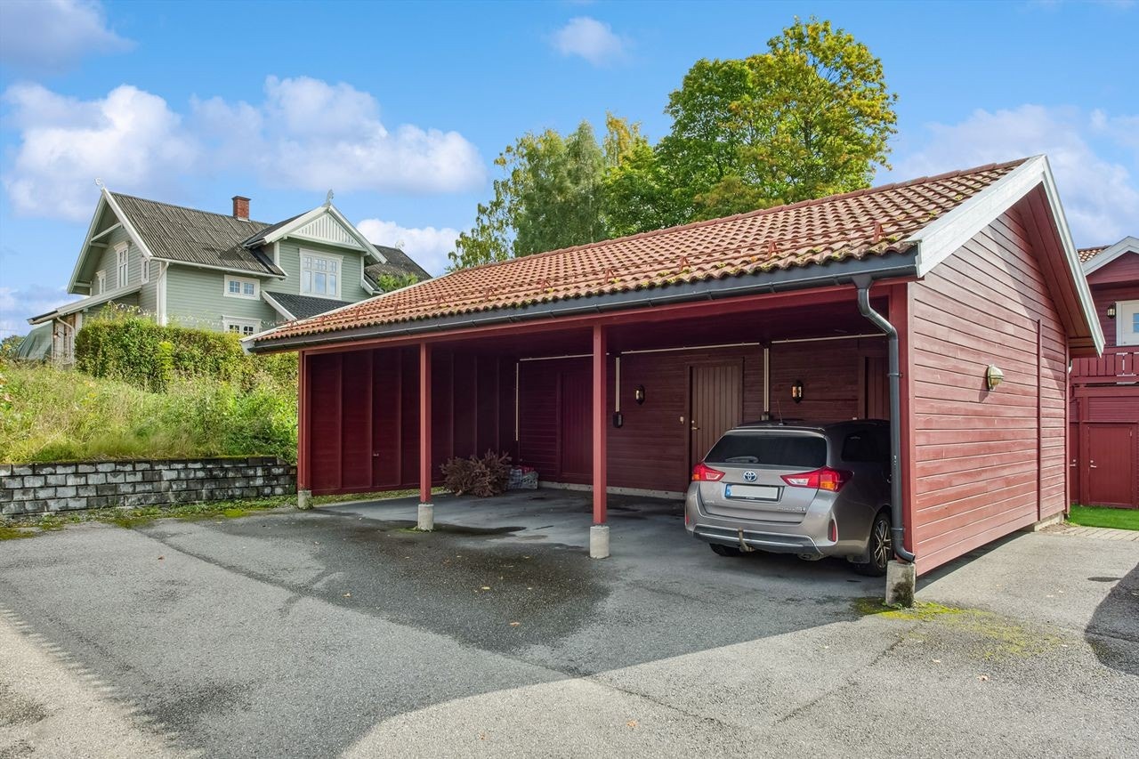 Carport med enkel tilgang til boden. Galleribilde