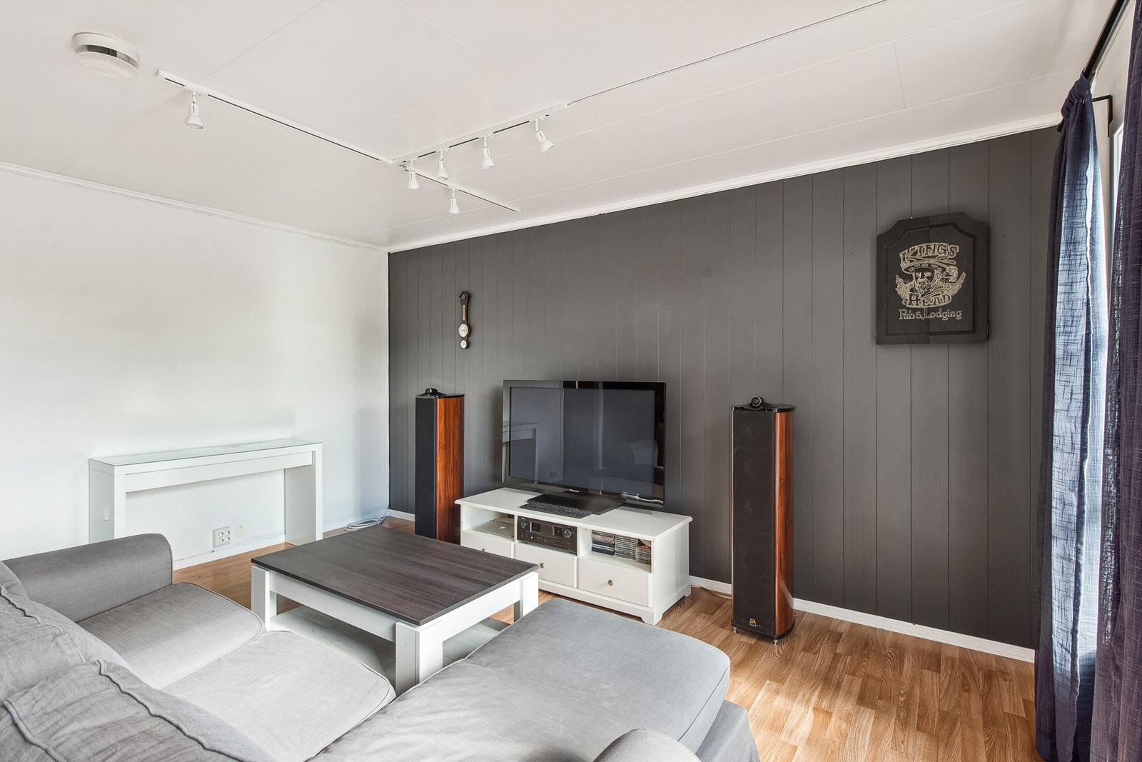 Stuen med fin plass for sofamøblement. Galleribilde