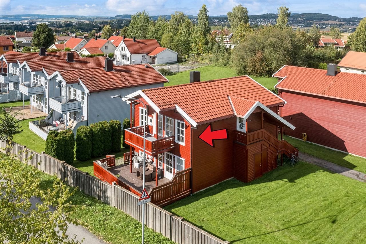 Pen 3-roms eierleilighet med solrik balkong og carport, beliggende i et stille og rolig område i Bergsten 8B! Galleribilde