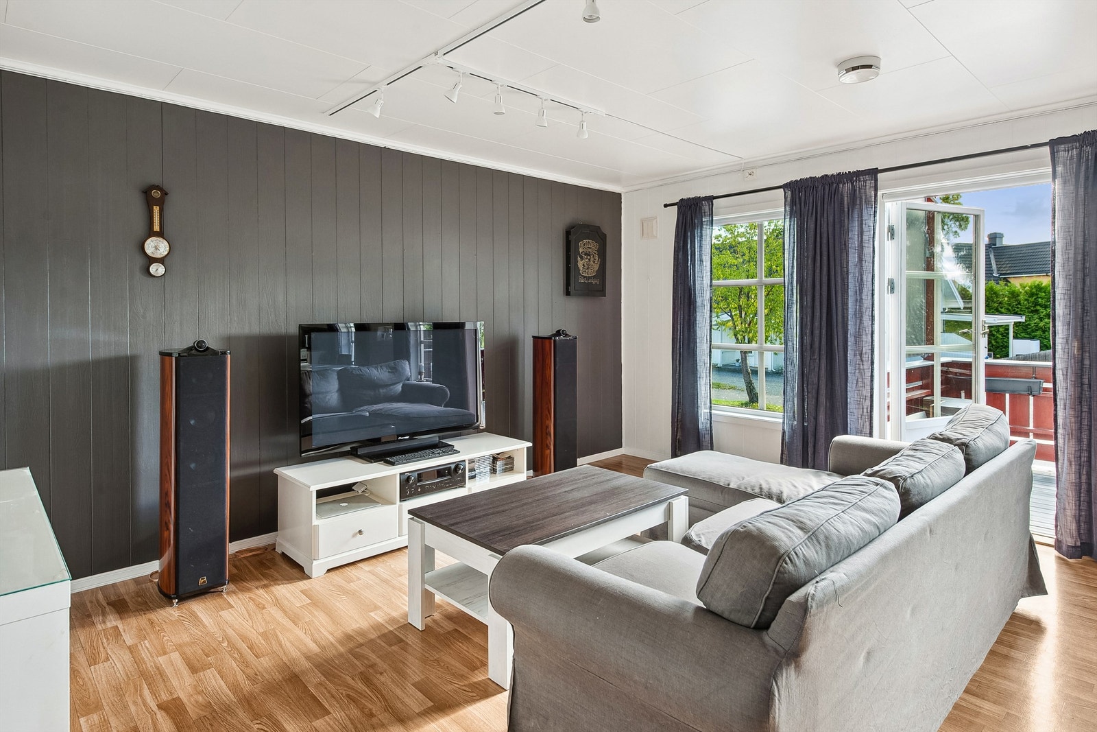 Det er godt med naturlig lys fra de mange stuevinduene. Galleribilde