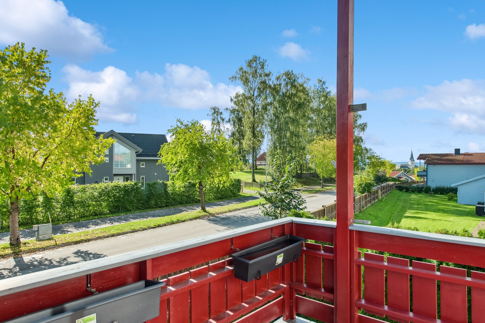 Leiligheten har en fin beliggenhet med gangavstand til nærbutikk, barnehage, barne- og ungdomsskole, lekeplass, samt flotte tur- og friluftsområder. Galleribilde