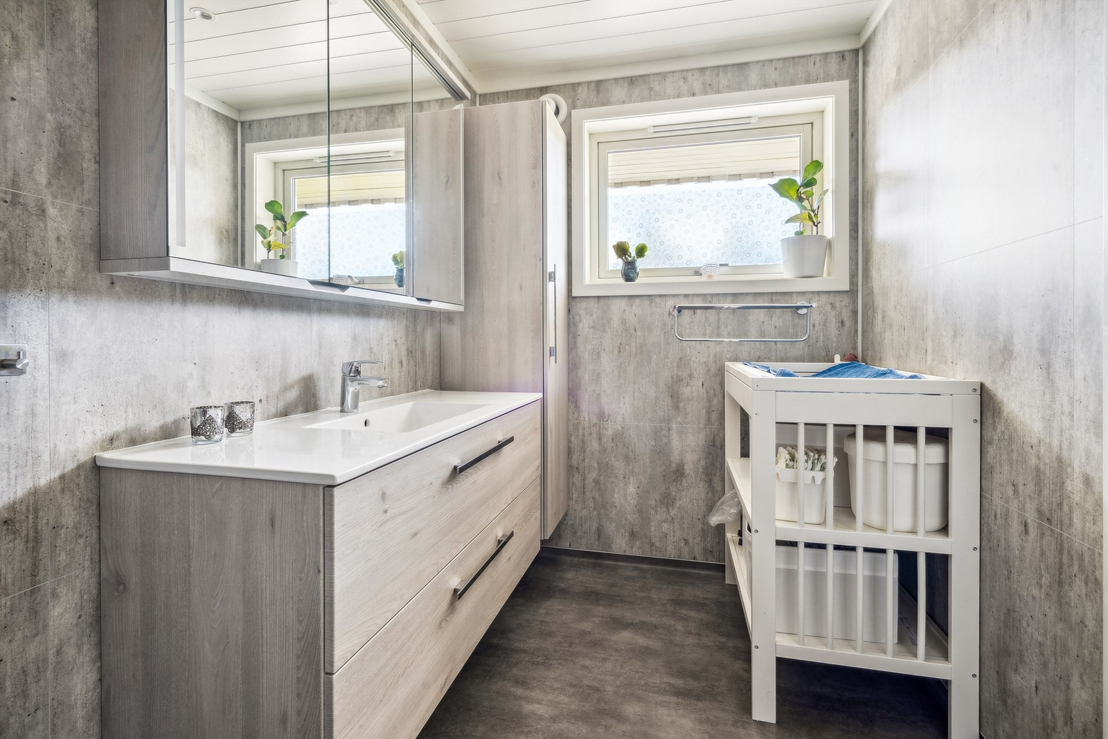 Badet er fra 2023 og har våtromsplater på veggene og våtromsbelegg på gulv Galleribilde
