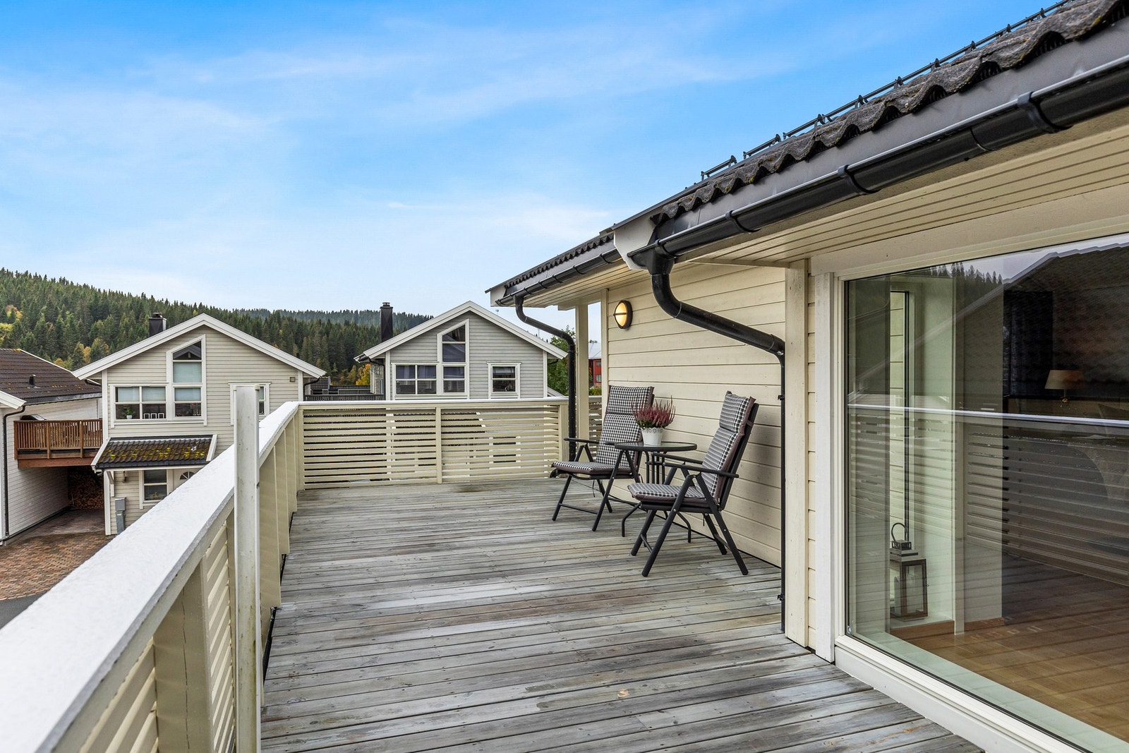 Boligen har en veranda på hele 36,2 kvm hvor du lett kan flytte deg etter sola. Galleribilde