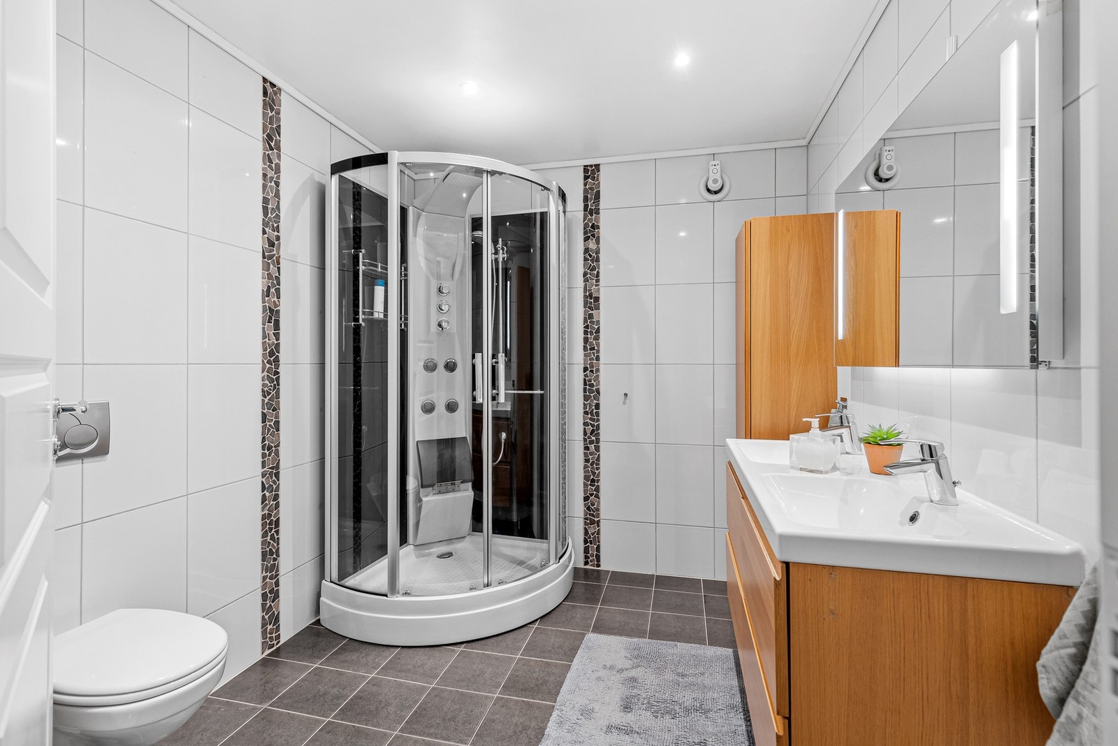 Lyst, flislagt bad med varmekabler i gulvet. Fin innredning med dobbel servant. Galleribilde