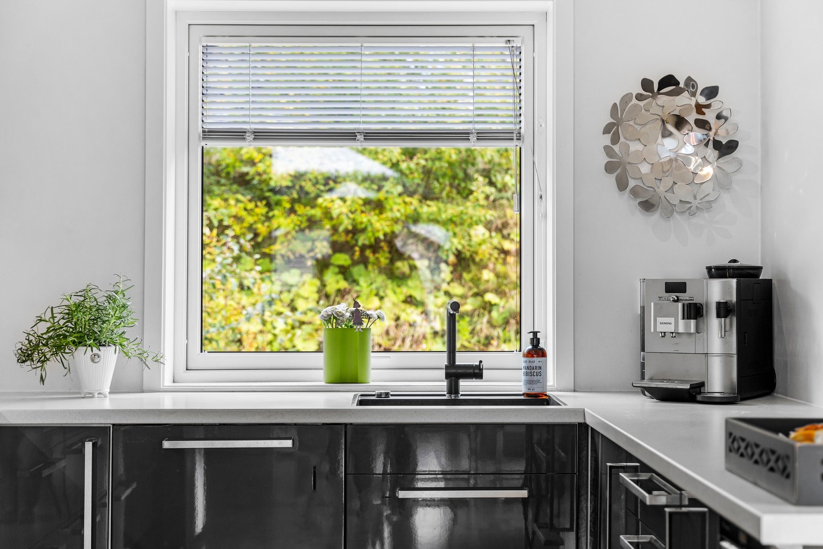 Kjøkkenet har gode arbeidsflater med fint utsyn ved benken. Takstmann har vurdert kjøkkenet til tilstandsgrad 1. Galleribilde