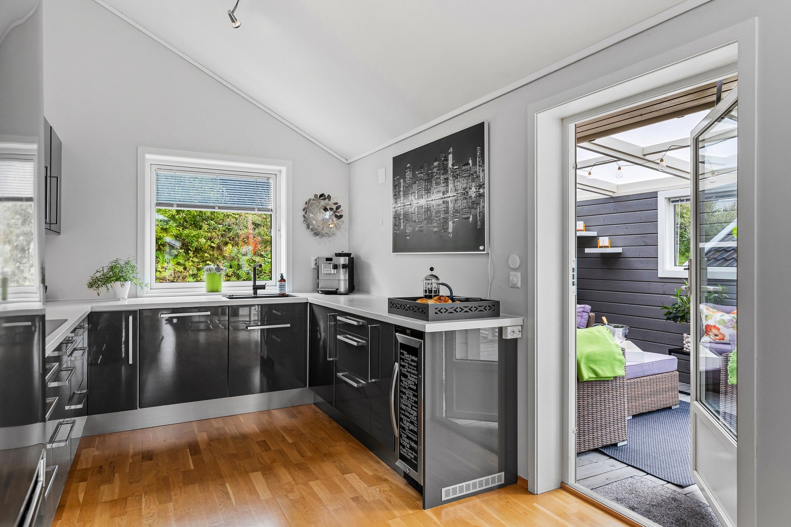 Fra kjøkkenet er det direkte utgang til en hyggelig hagestue. Galleribilde