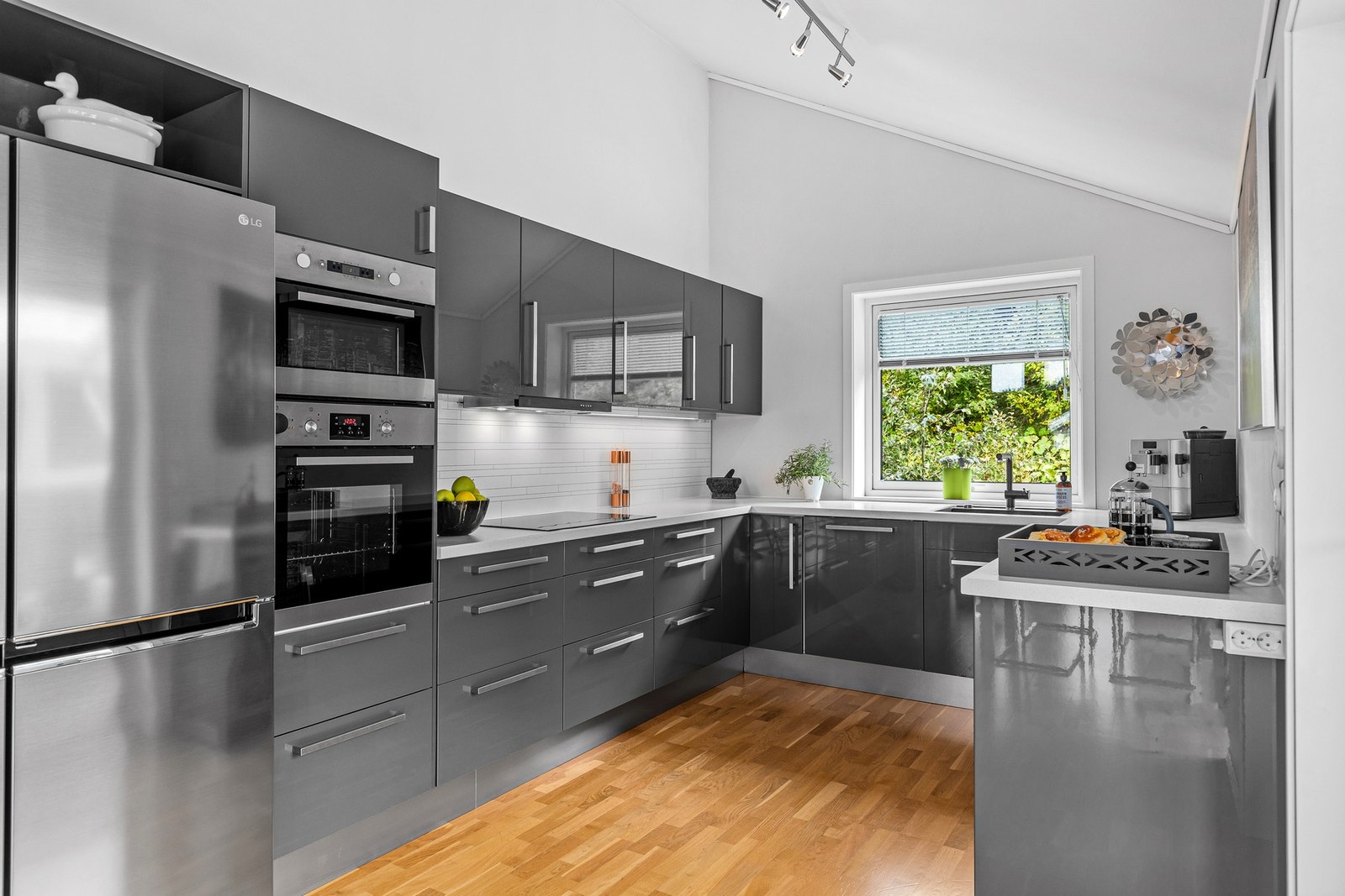 Funksjonelt og moderne kjøkken med mye skap- og benkeplass. Galleribilde