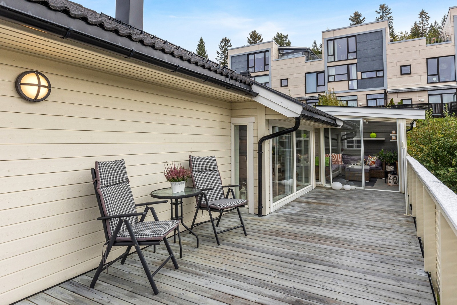 På verandaen er det god plass til å møblere med flere sittegrupper og grill. Galleribilde