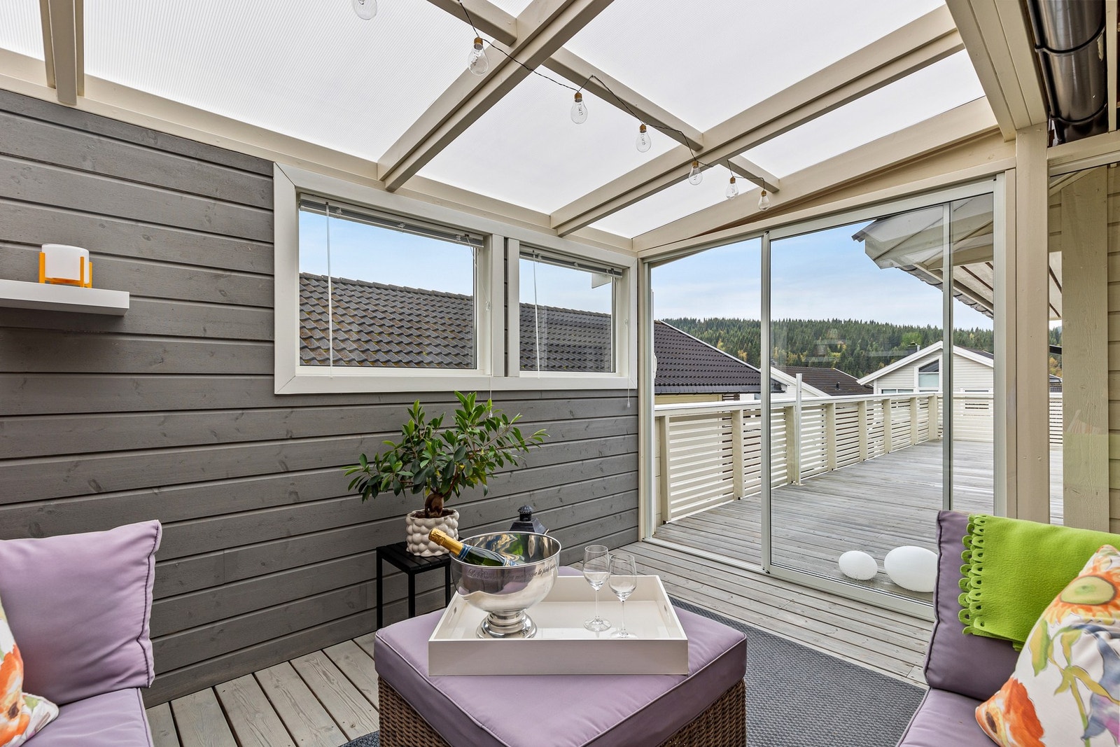 Hagestuen er en lun samlingsplass utover høsten, og kan også brukes til oppbevaring av utemøblement når vinteren kommer. Galleribilde