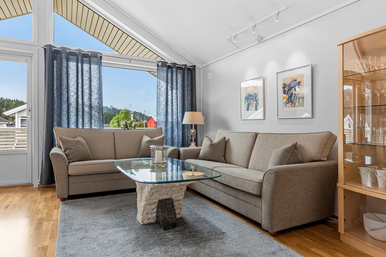 God plass til en stor sofaseksjon og tilhørende møblement. Galleribilde