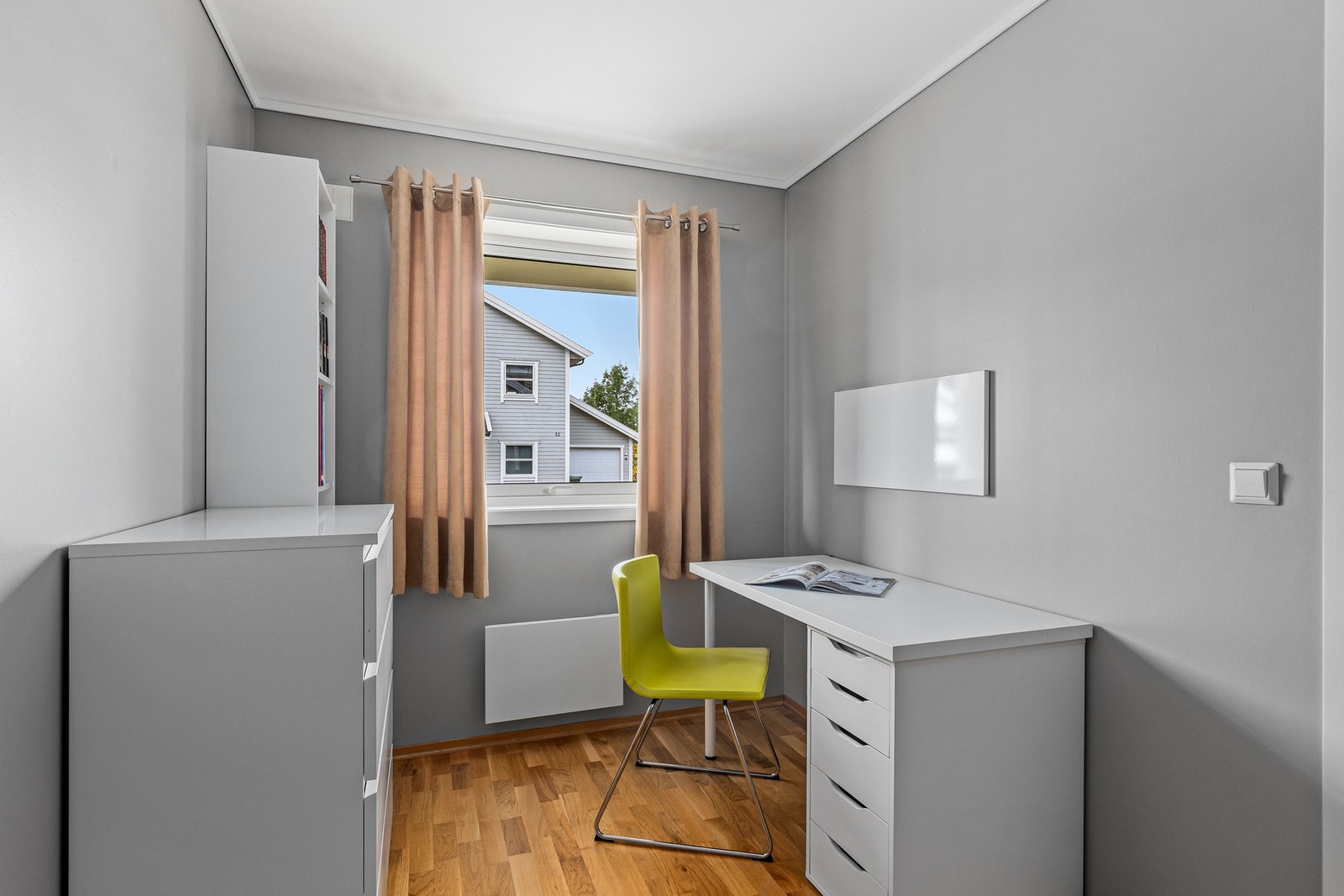 Her er det god plass til både seng, klesoppbevaring og skrivepult. Galleribilde