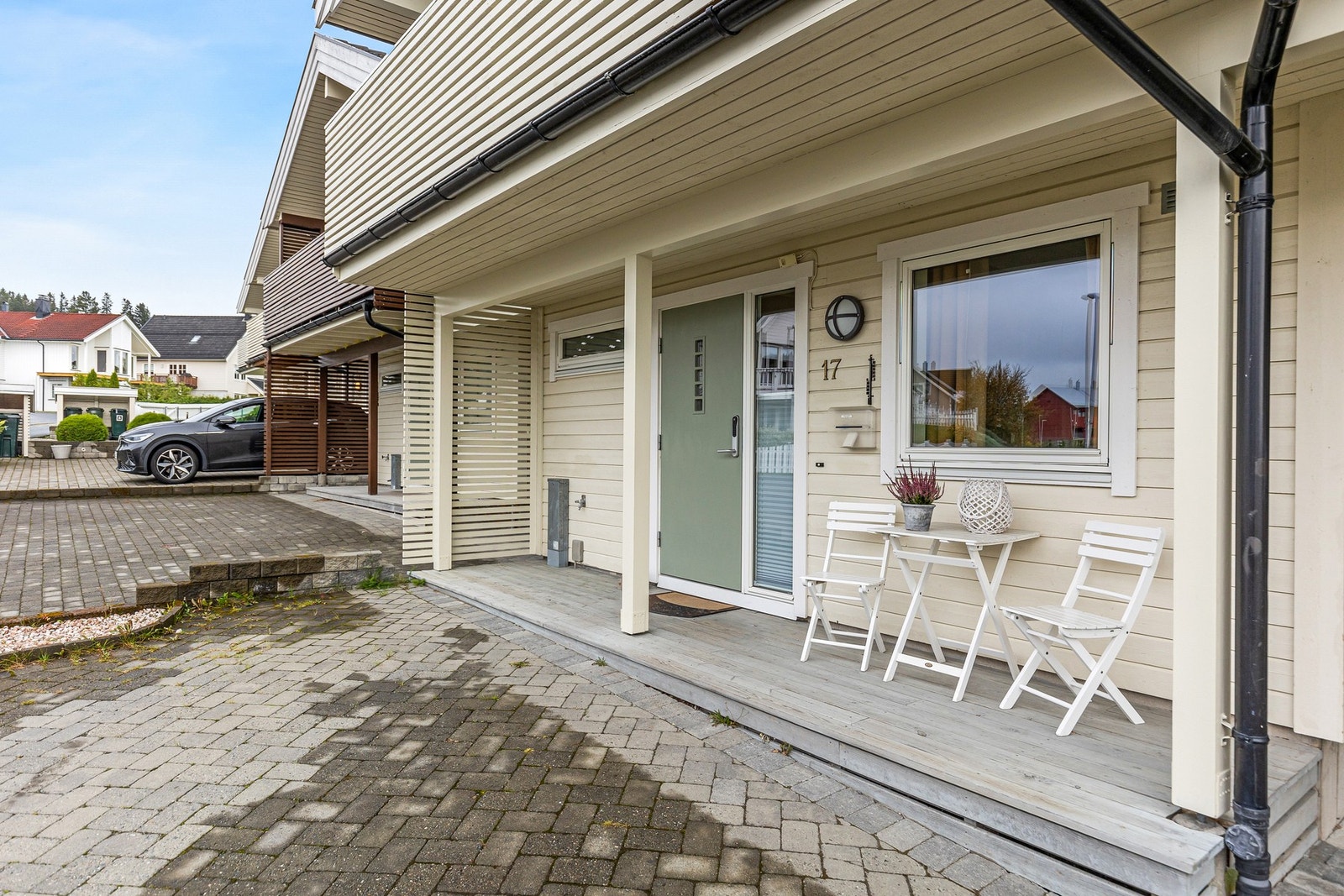 Boligen har et hyggelig inngangsparti og carport med elbil-lader montert i 2022. I bakkant av carporten er det god lagringsplass i en stor bod på 15,3 kvm. Galleribilde