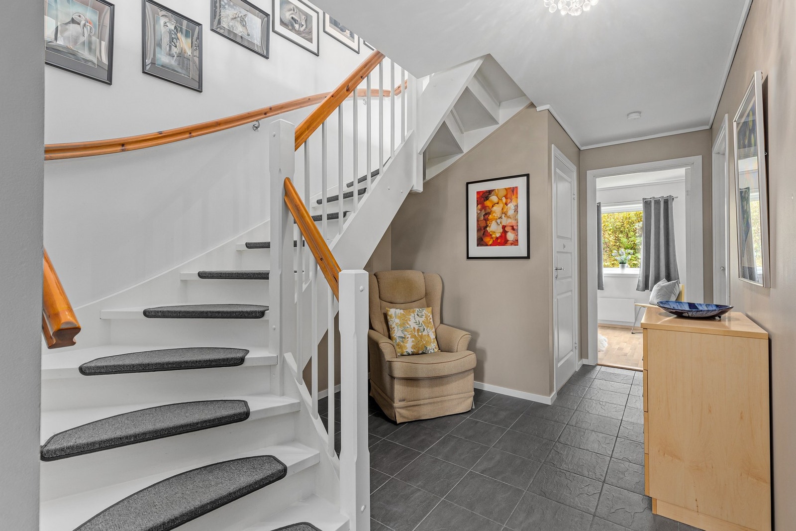 Nede i 1. etasje er det en romslig, flislagt hall med tilgang på våtrom, soverom og bod. Galleribilde