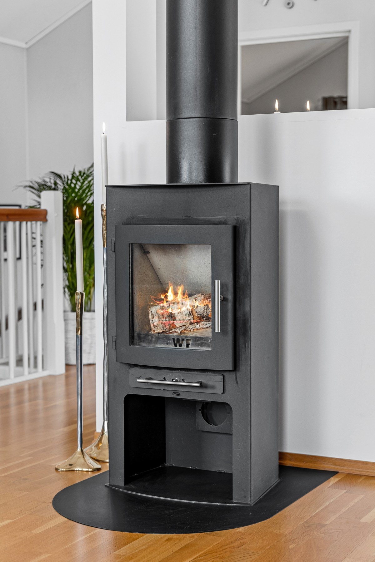 En moderne vedovn gir lun varme og god stemning på kalde dager. Galleribilde