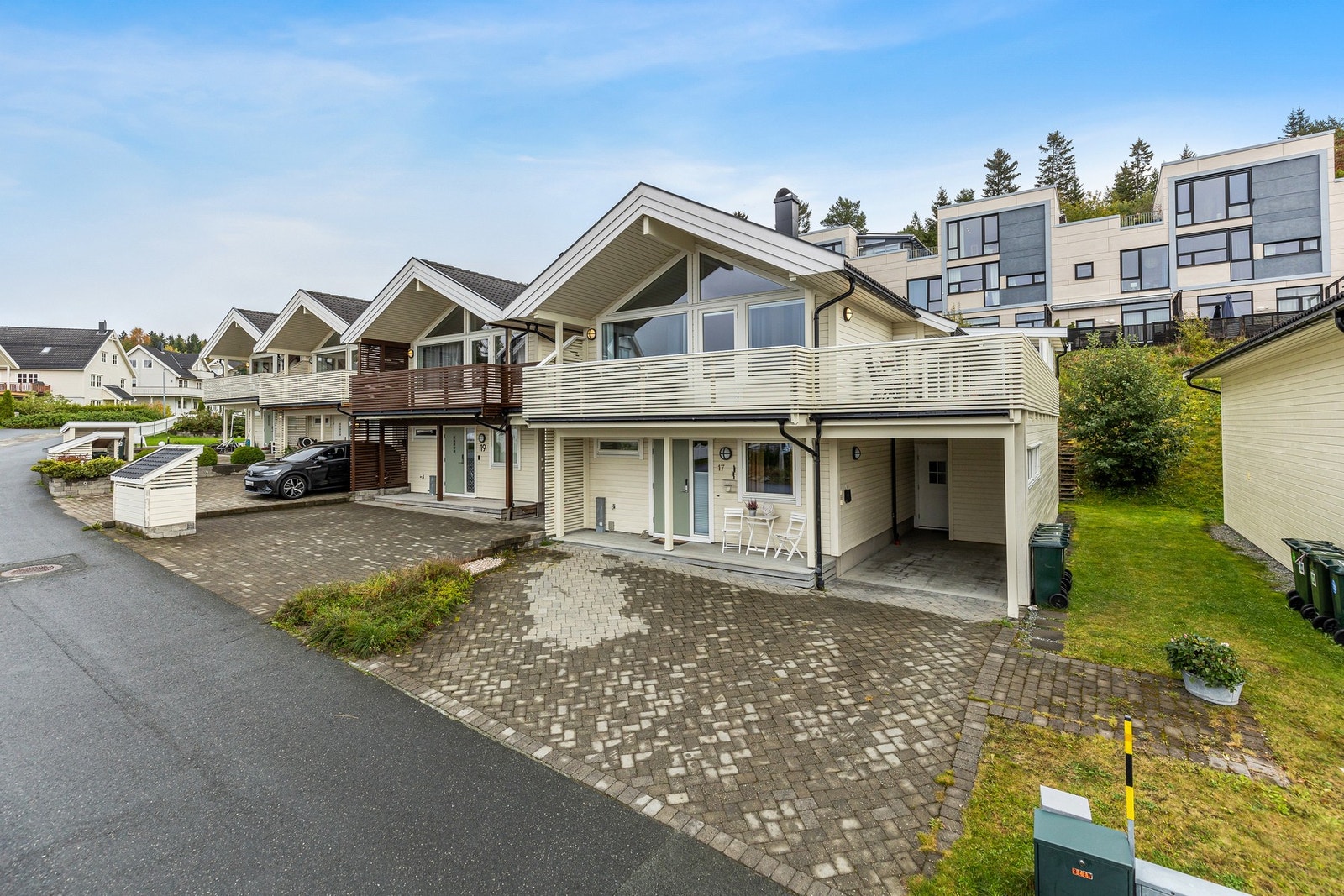 Velkommen til Kolsåslia 17. En meget fin familiebolig fra 2009 med endebeliggenhet i rekka. Galleribilde