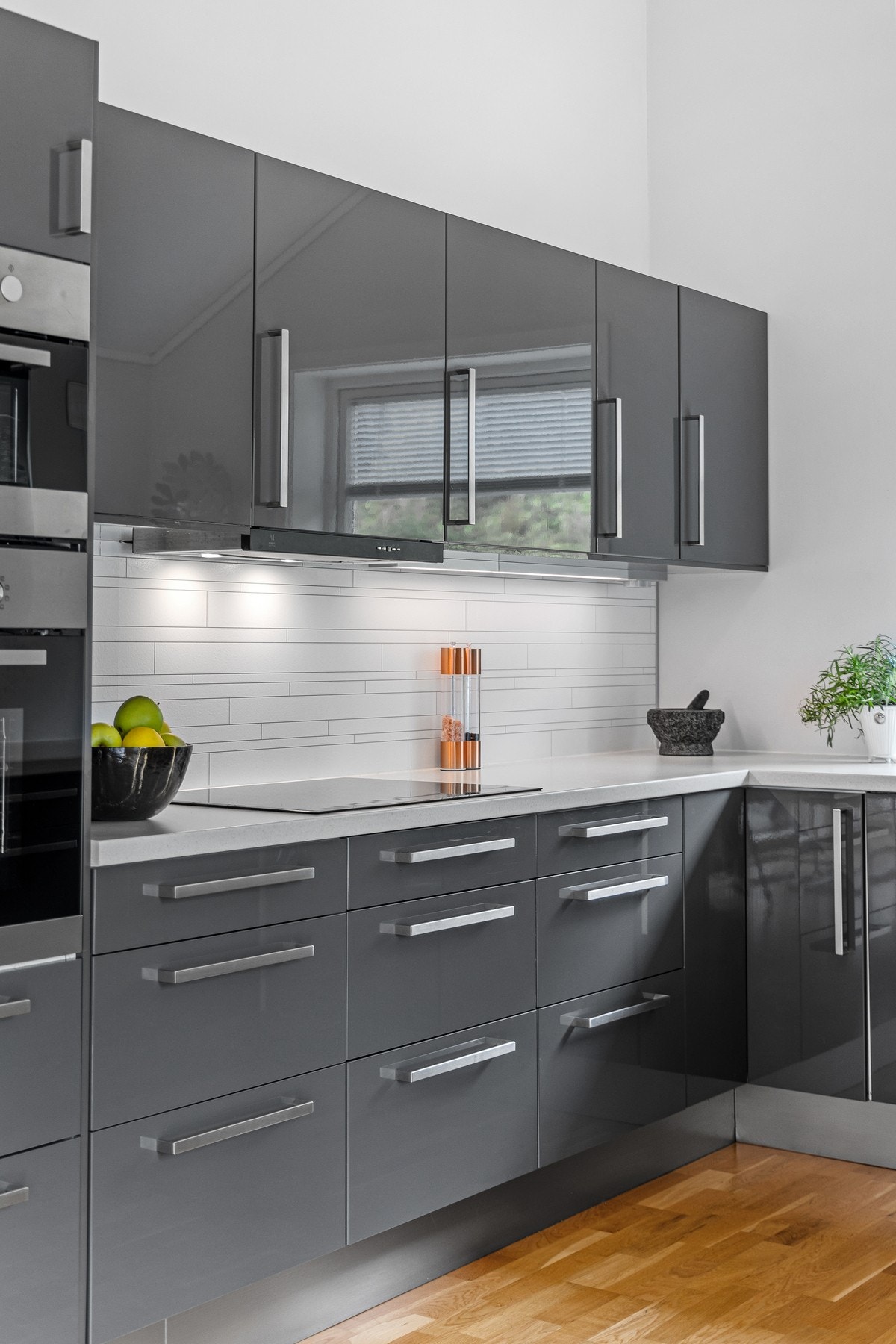 Integrerte hvitevarer består av mikrobølgeovn, stekeovn, induksjonstopp, oppvaskmaskin, frys- og kjøleskap med is- og vanndispenser. Det er også vinskap. Galleribilde