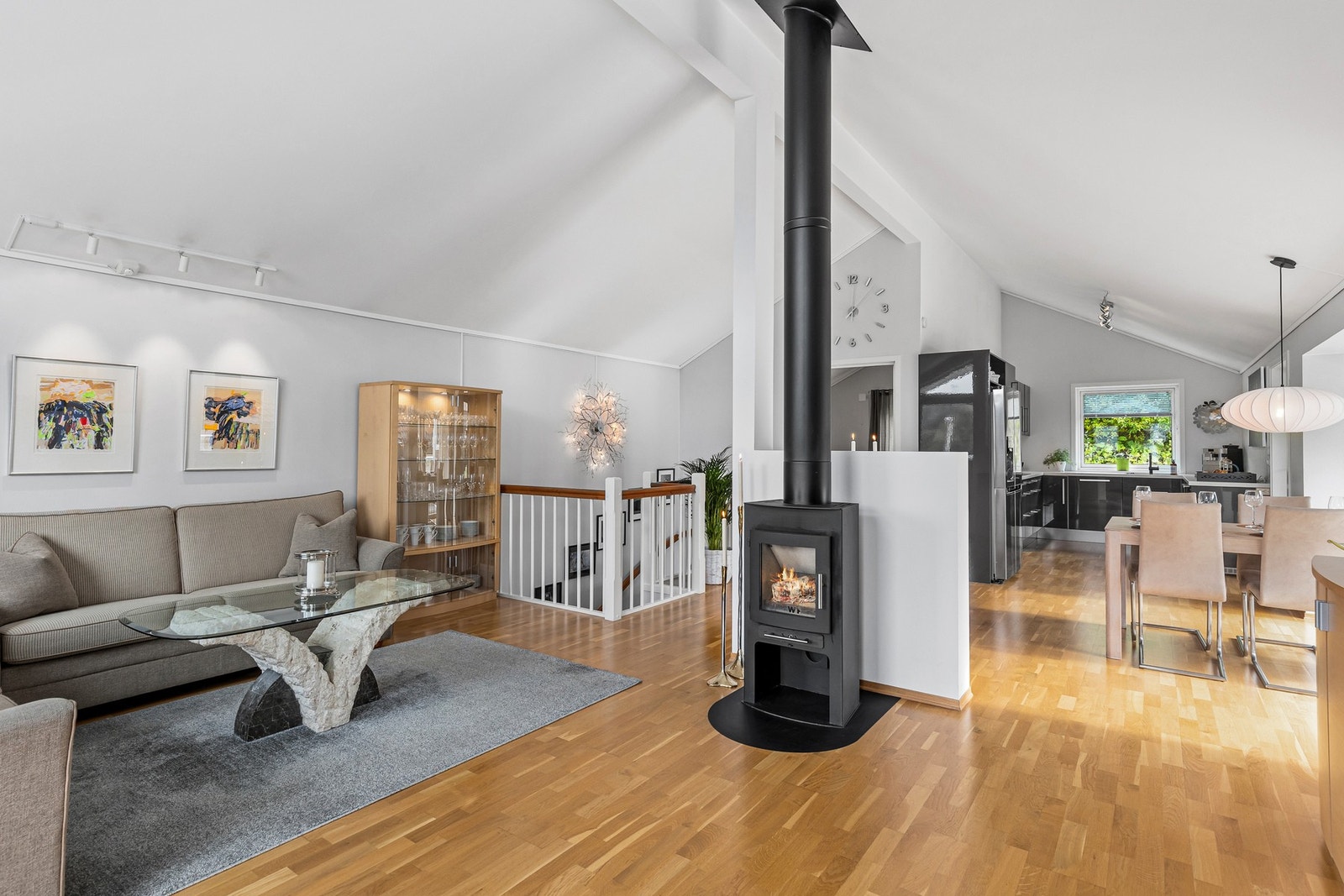 Rommet er gjennomgående med god takhøyde og behagelig atmosfære. Galleribilde