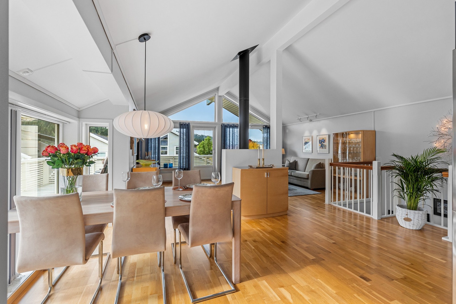 Stuen har god utforming og kan enkelt møbleres i flere ulike soner. Spisestuen har en naturlig plassering i forbindelse med kjøkkenet. Galleribilde