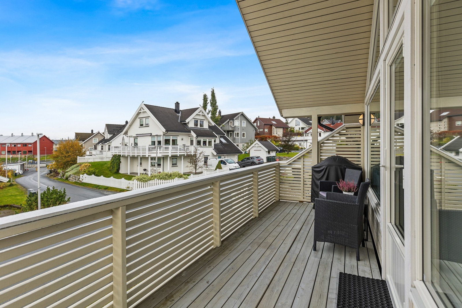 Den vestvendte delen av verandaen er overbygd Galleribilde